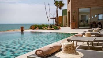 Außenpool, Liegestühle