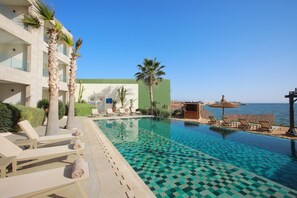 Piscina a l'aire lliure i gandules 