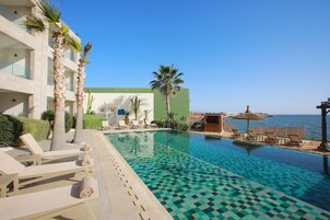 Una piscina al aire libre, tumbonas