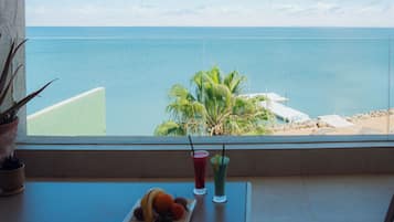 Caja de seguridad en la habitación y escritorio