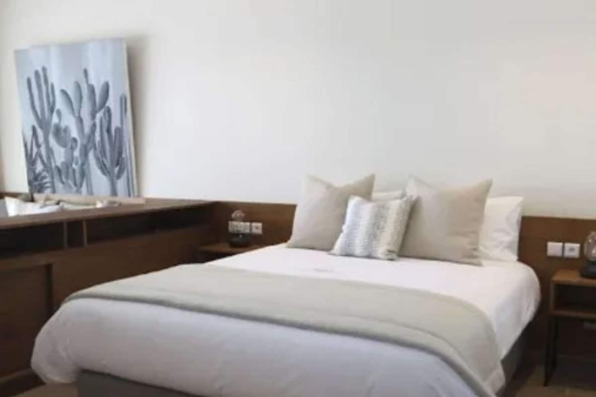 Suite, 1 queensize bed, keuken, uitzicht op oceaan (with Sofabed) | 1 slaapkamer, een kluis op de kamer, een bureau, een laptopwerkplek