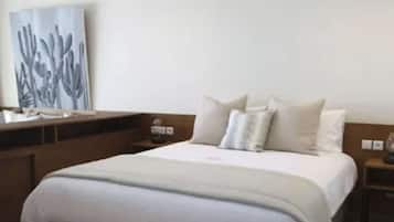 Suite, 1 cama Queen size, cocina, vista al océano (with Sofabed) | 1 habitación, caja de seguridad en la habitación y escritorio