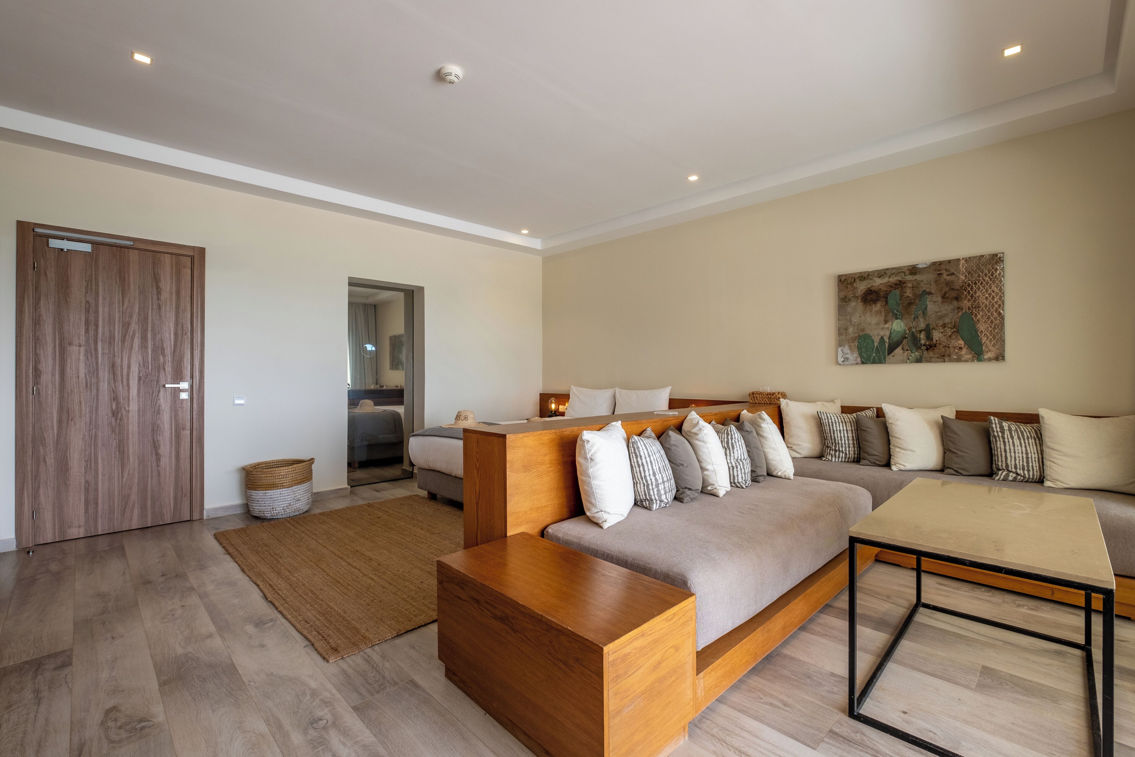Suite, 1 queensize bed, keuken, uitzicht op zee (with Sofabed) | Luxe beddengoed, een minibar, een kluis op de kamer, een bureau