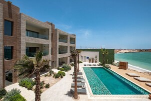 Una piscina al aire libre, tumbonas