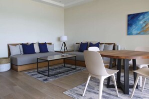 Caja de seguridad en la habitación y escritorio 