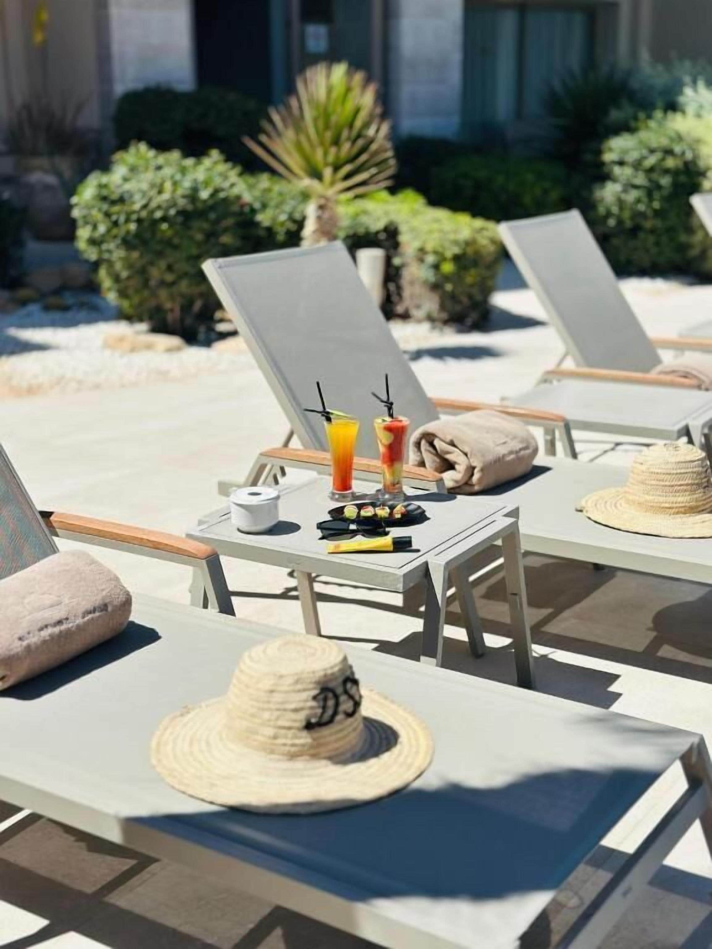 Piscine extérieure, chaises longues