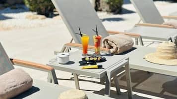 Piscine extérieure, chaises longues