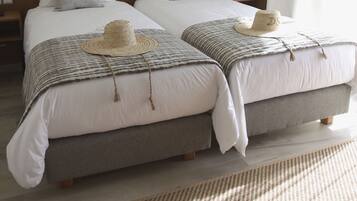 Zimmersafe, Schreibtisch, laptopgeeigneter Arbeitsplatz