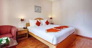 Desk, free WiFi, bed sheets - Hotel Halfmoon Hospitality (Chennai)
