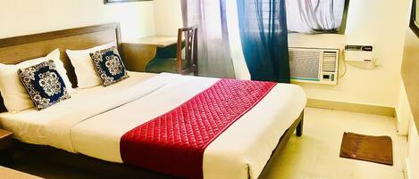 Escritorio, wifi gratis y ropa de cama