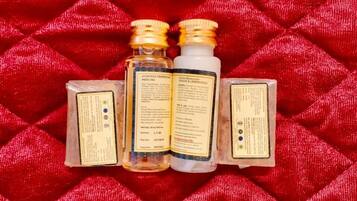 Deluxe Room | Bathroom amenities | Shower, rainfall showerhead, towels