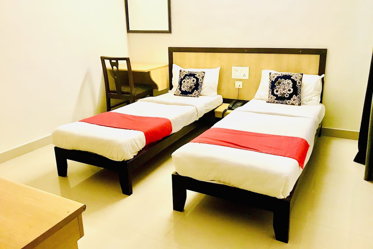 Deluxe Double or Twin Room | Desk, free WiFi, bed sheets