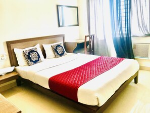 Desk, free WiFi, bed sheets - Hotel Halfmoon Hospitality (Chennai)