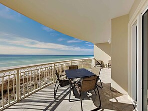 Outdoor dining - Dunes of Crystal Beach 104 | Free Seasonal Beach Service & More! (Destin)