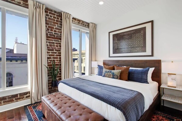 10 Schlafzimmer, Schreibtisch, Bügeleisen/Bügelbrett, Reisekinderbett