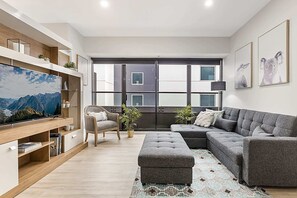 TV - Executive Unit with Pool and Gym near Riverfront (Southbank)