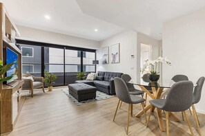 TV - Executive Unit with Pool and Gym near Riverfront (Southbank)