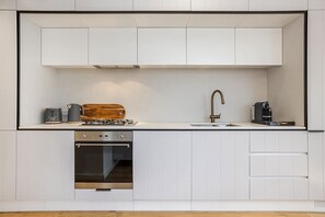 Fridge, microwave, oven, stovetop - Bright Terrace Unit Next to Chapel St Dining (Windsor)