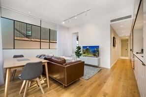 TV - Bright Terrace Unit Next to Chapel St Dining (Windsor)
