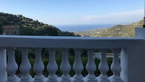 A balcony with a white balustrade overlooking a hilly landscape and the sea. - Maison de Village Avec vue Imprenable sur le Cap Corse (Santa-Reparata-Di-Balagna)