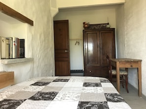2 quartos, escrivaninha, ferros/tábuas de passar roupa