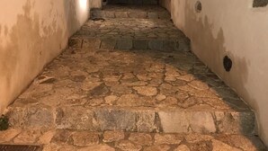 A stone staircase leading to a dark interior, surrounded by walls with patches and holes. - Maison de Village Avec vue Imprenable sur le Cap Corse (Santa-Reparata-Di-Balagna)