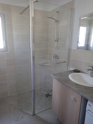 Shower, hair dryer, toilet paper - Maison le Canoë (SAMPZON)