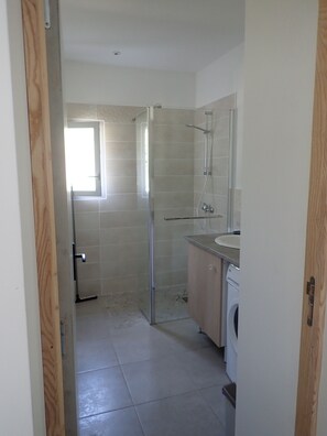Shower, hair dryer, toilet paper