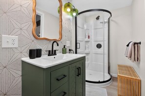 Combined shower/bathtub, hair dryer, towels, soap - Sanctuary by the Shore, Unique Stay W/ Hot Tub by Lake MI (Benton Harbor)