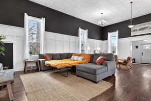 Smart TV, chimenea, tenis de mesa y libros 