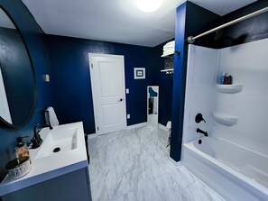 Duschwanne, Haartrockner, Handtücher, Seife