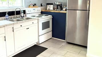 冷蔵庫、電子レンジ、オーブン、コンロ