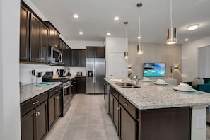 Townhome, 5 Bedrooms | Private kitchen