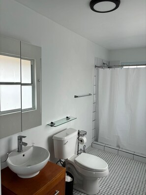 Serviettes fournies, savon, shampoing, papier toilette