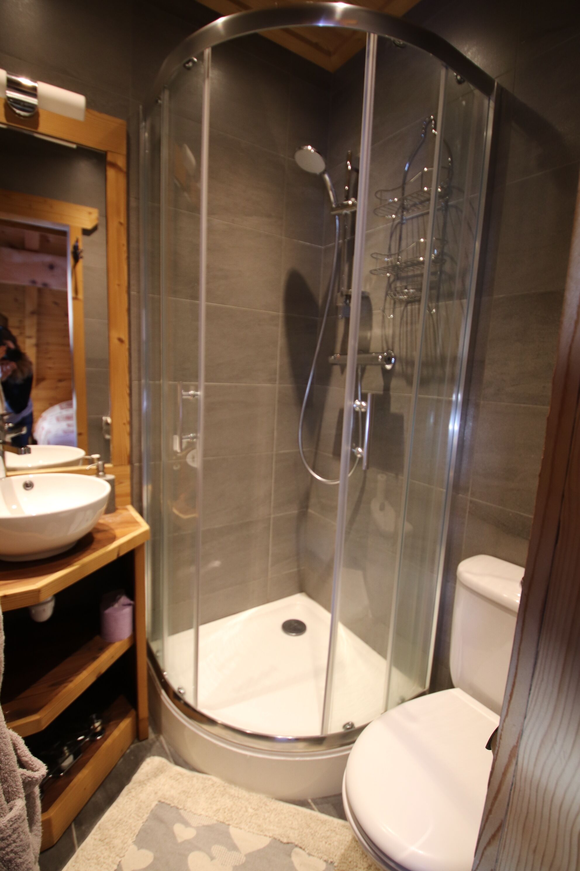 Baignoire, sèche-cheveux, savon, papier toilette
