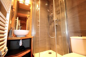 Baignoire, sèche-cheveux, savon, papier toilette