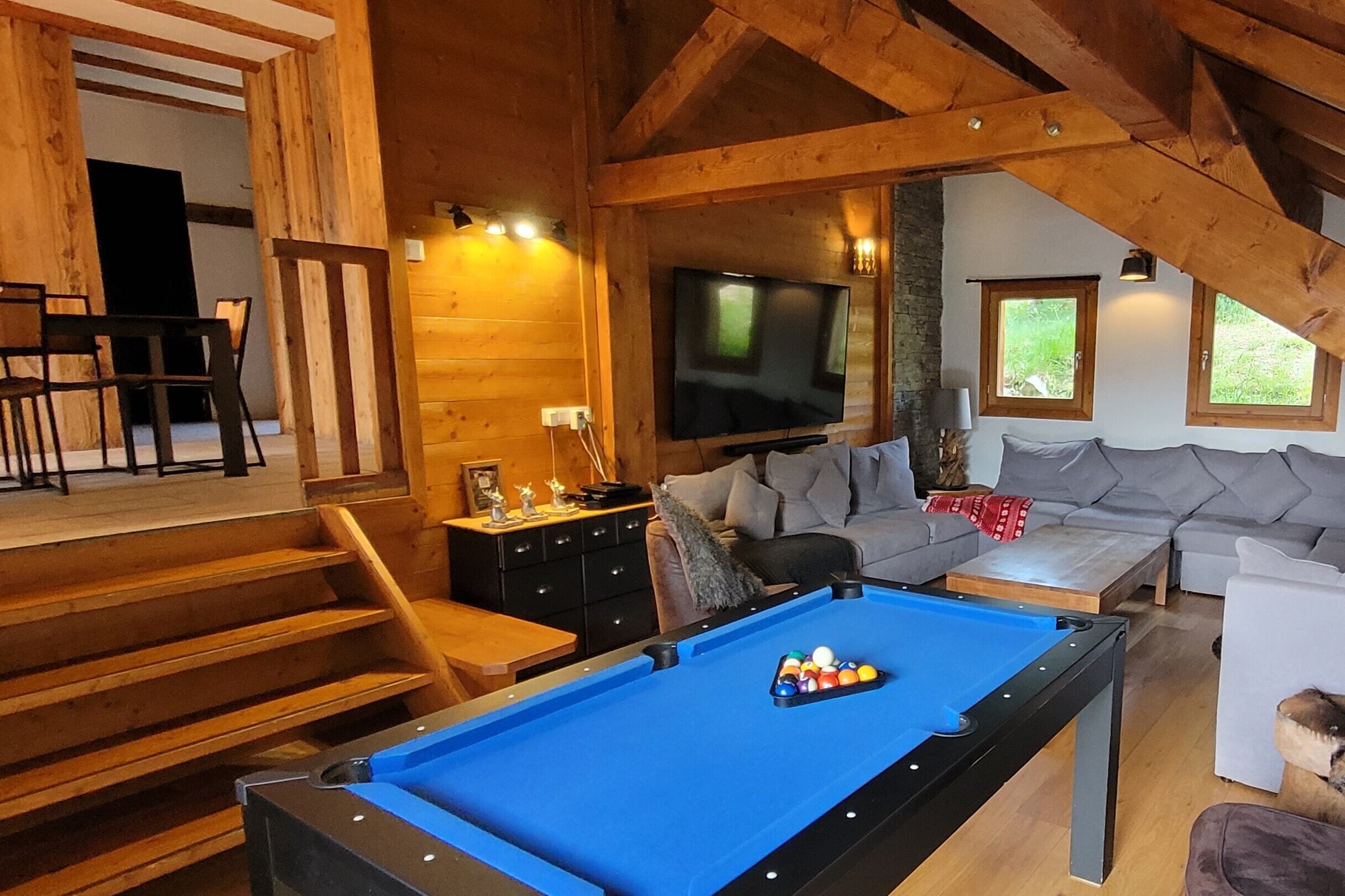 Télévision, lecteur de DVD, baby-foot, table de tennis de table