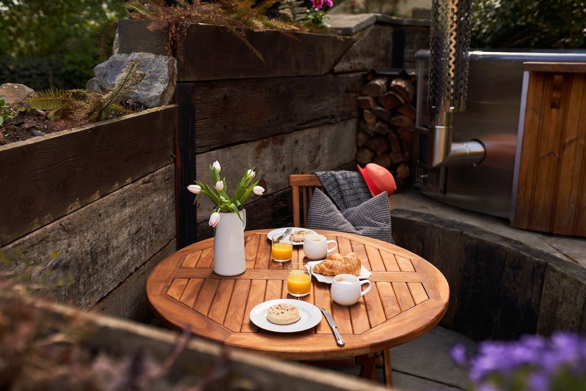 Fresh Escapes - Swallows End - Romantic -  hot tub , sauna, pool