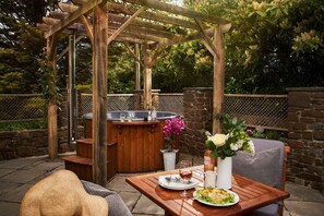 Fresh Escapes - Swifts Return - Romantic -  hot tub , sauna, pool