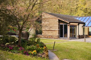Fresh Escapes - Swifts Return - Romantic -  hot tub , sauna, pool