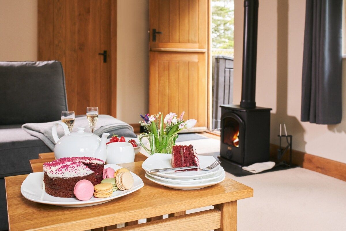 Fresh Escapes - Swifts Return - Romantic -  hot tub , sauna, pool