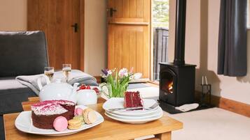 Fresh Escapes - Swifts Return - Romantic - hot tub , sauna, pool