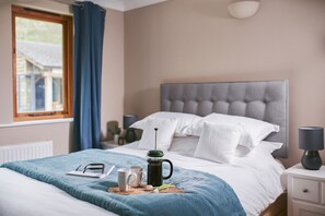 Fresh Escapes - Swifts Return - Romantic -  hot tub , sauna, pool