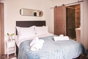 2 habitaciones, tabla de planchar con plancha y cuna de viaje 
