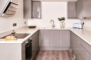 Fridge, microwave, oven, stovetop - The Moorings - Harbourside with hot tub (Torquay)