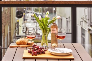 Outdoor dining - The Moorings - Harbourside with hot tub (Torquay)