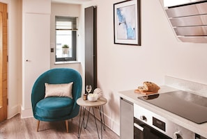 Fresh Escapes - The Moorings - Sleeps 4 - Hot Tub - Torquay 