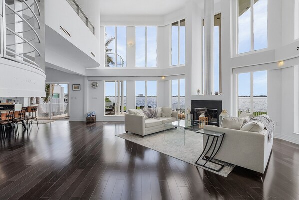 Smart TV, chimenea, reproductor de DVD, estéreo