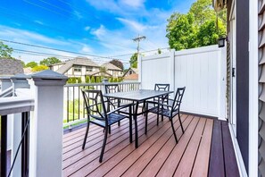 Outdoor dining - Bright, Spacious Plymouth 4BR - Walk to DT! (Plymouth)