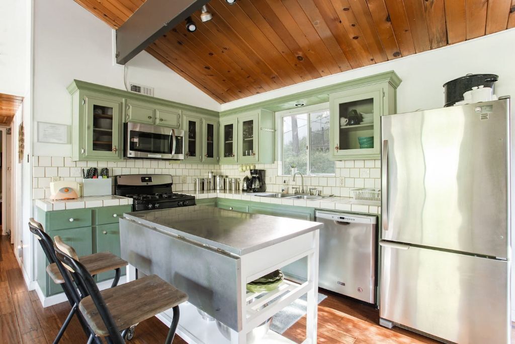 The Starlight Lodge, just a short walk to Lake Gregory